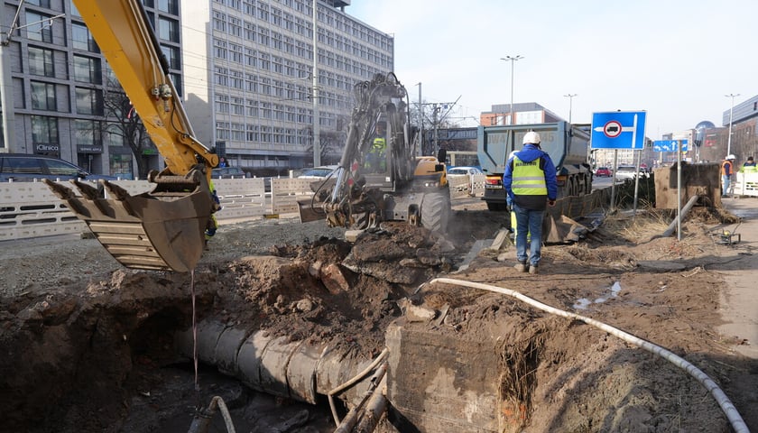 Usuwanie awarii wodociągowej przy ul. Traugutta. Wrocław, 20.02.2026
