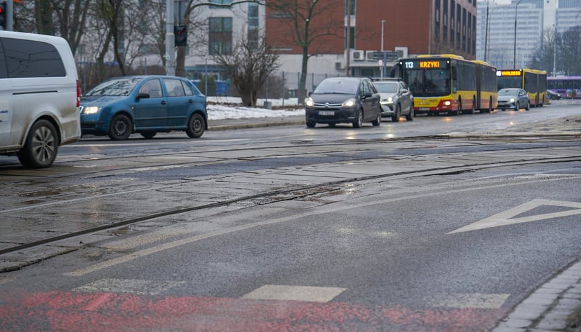 MPK wyremontuje torowisko na ulicy Glinianej na skrzyżowaniu z Borowską oraz w rejonie skrzyżowania z Ł&oacute;dzką. Na zdjęciu skrzyżowanie Glinianej z Borowską&nbsp;