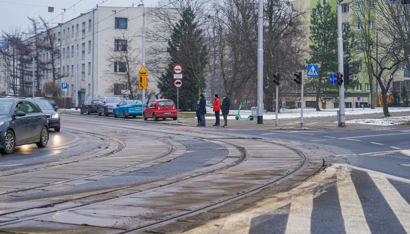 MPK wyremontuje torowisko na ulicy Glinianej na skrzyżowaniu z Borowską oraz w rejonie skrzyżowania z Ł&oacute;dzką. Na zdjęciu skrzyżowanie Glinianej z Borowską&nbsp;