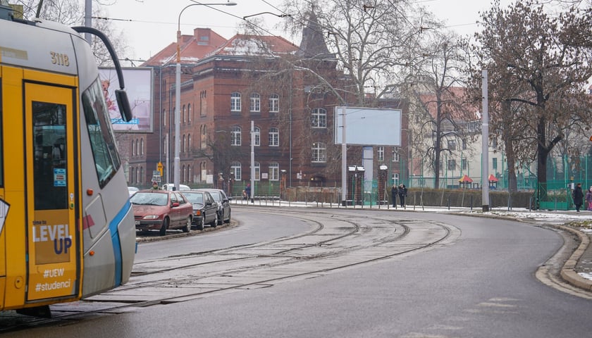 MPK wyremontuje torowisko na ulicy Glinianej na skrzyżowaniu z Borowską oraz w rejonie skrzyżowania z Ł&oacute;dzką. Na zdjęciu ulica Gliniana w pobliżu ulicy Ł&oacute;dzkiej&nbsp;