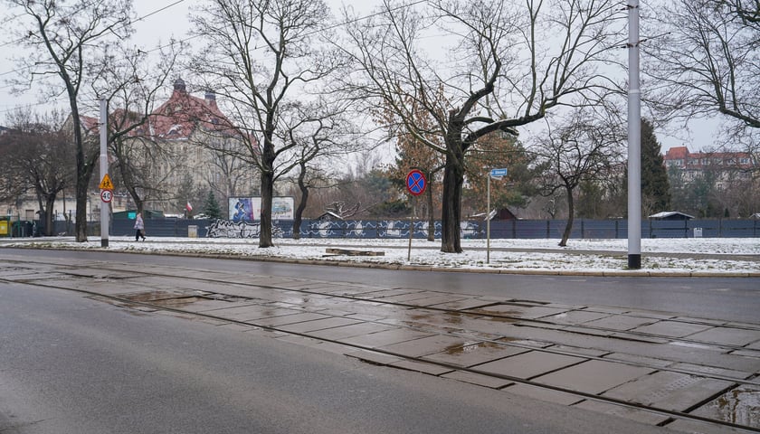 MPK wyremontuje torowisko na ulicy Glinianej na skrzyżowaniu z Borowską oraz w rejonie skrzyżowania z Ł&oacute;dzką. Na zdjęciu ulica Gliniana w pobliżu ulicy Ł&oacute;dzkiej&nbsp;