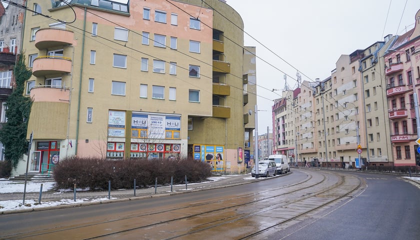 MPK wyremontuje torowisko na ulicy Glinianej na skrzyżowaniu z Borowską oraz w rejonie skrzyżowania z Ł&oacute;dzką. Na zdjęciu ulica Gliniana w pobliżu ulicy Ł&oacute;dzkiej&nbsp;