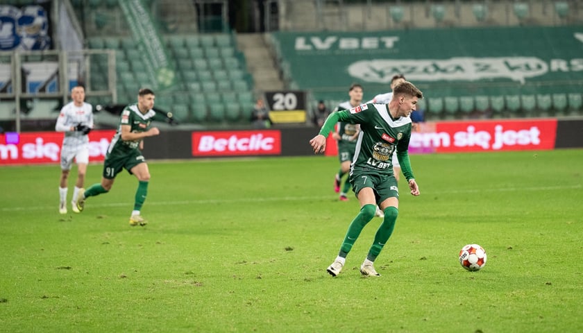 Zdjęcie ilustracyjne - piłkarze na boisku podczas meczu. Zawodnicy Śląska Wrocław na Tarczyński Arena.