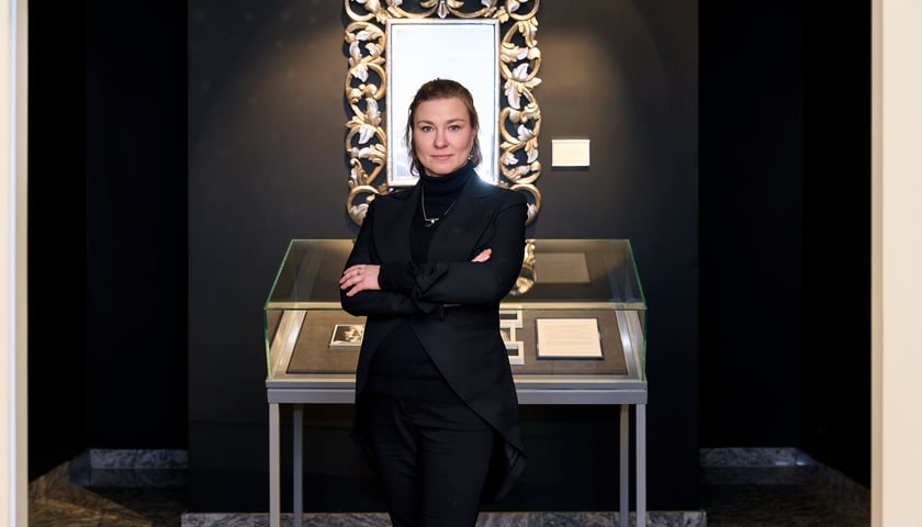 Dominika Kuźniar na swojej wystawie w Muzeum Teatru