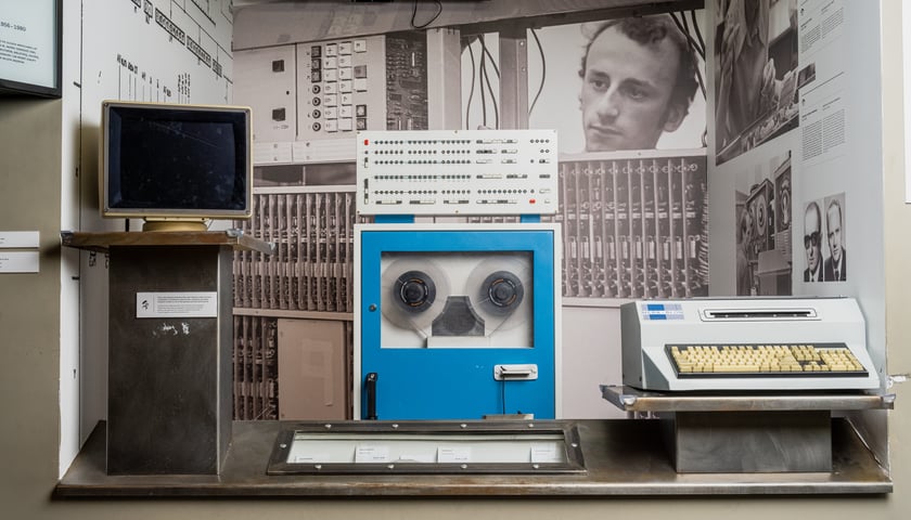 Wystawa w Centrum Historii Zajezdnia - na zdjęciu sprzęt z PRL-u