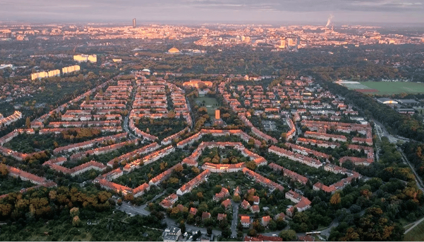 W tle - Sępolno we Wrocławiu, widok z drona