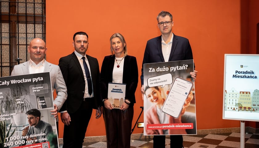 Konferencja prasowa podczas której przedstawiono Poradnik Mieszkańca, 20 lutego 2026. Na zdjęciu od lewej: Dominik Kłosowski, Tomasz Staruchowicz, Renata Granowska i Adrian Staniszewski.