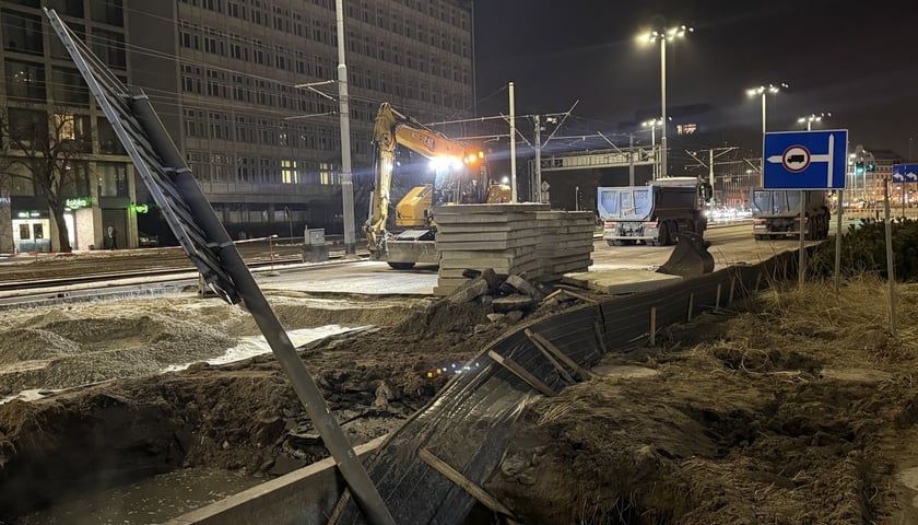 Miejsce awarii magistrali w pobliżu Placu Dominikańskiego - zdjęcie z wieczora 19.02.