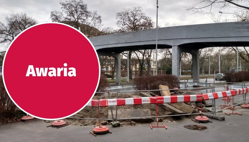 Wykop na chodniku przez ZOO spowodowany awarią ciepłowniczą. Zdjęcie archiwalne z 23.02.2026. W rogu zdjęcia nałożony w czerwonym kole biały napis Awaria.