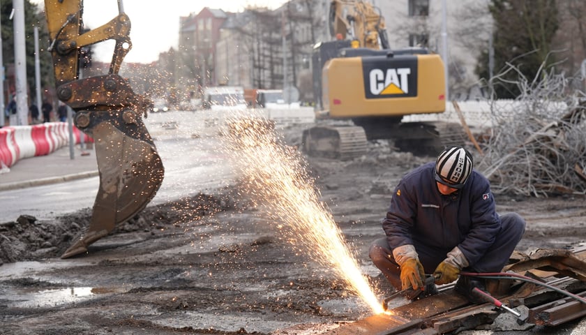 Remont torów na skrzyżowaniu ulic Borowskiej i Glinianej