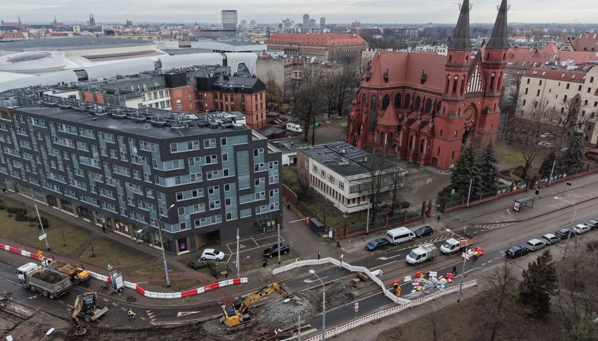 Remont torów na skrzyżowaniu ulic Borowskiej i Glinianej