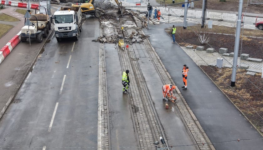 Remont torów na skrzyżowaniu ulic Borowskiej i Glinianej