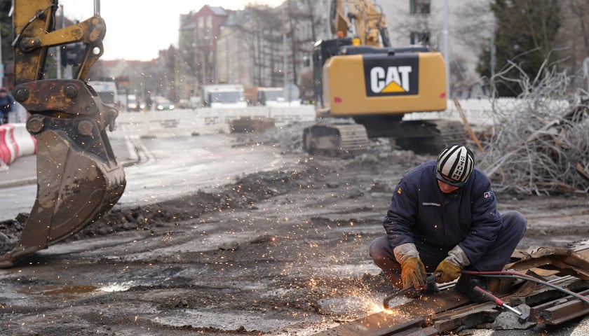 Remont torów na skrzyżowaniu ulic Borowskiej i Glinianej