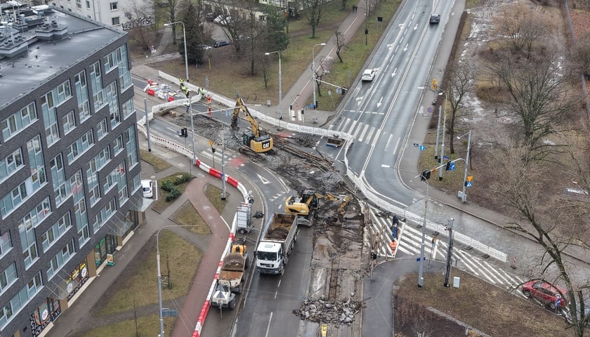 Remont torów na skrzyżowaniu ulic Borowskiej i Glinianej