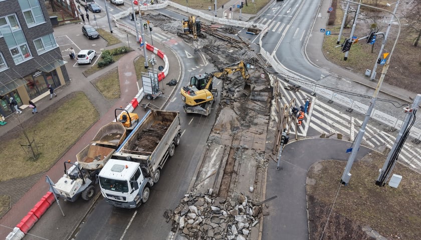 Remont torów na skrzyżowaniu ulic Borowskiej i Glinianej