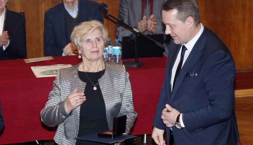 Bożena Tabisz, prezes Stowarzyszenia Geodetów Polskich Oddział Wrocław, Michał Młyńczak, wiceprezydent Wrocławia. Uroczystość 80-lecia Stowarzyszenia Geodetów Polskich Oddział Wrocław