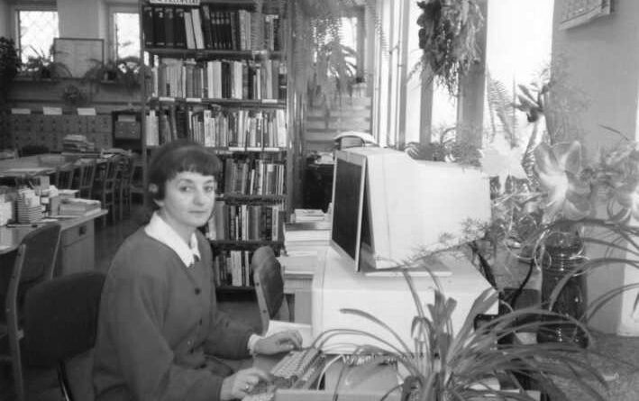 Na zdjęciu Pani Teresa Miodek w bibliotece X Liceum Ogólnokształcącego we Wrocławiu / zdjęcie archiwalne