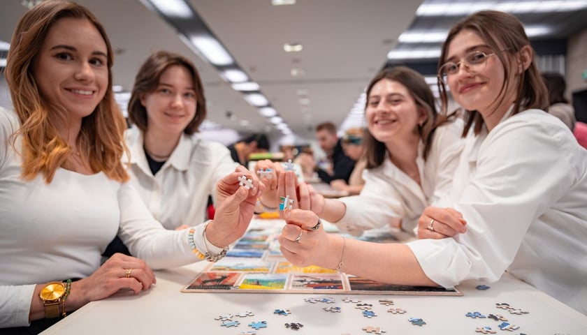 Na zdjęciu cztery ubrane na biało uczestniczki I Ogólnopolskiego Maratonu Puzzlowego we Wrocławiu