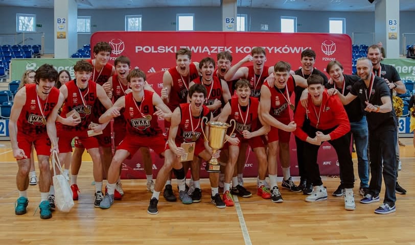 Radość koszykarzy WKK Wrocław po zdobyciu Młodzieżowego Pucharu Polski.