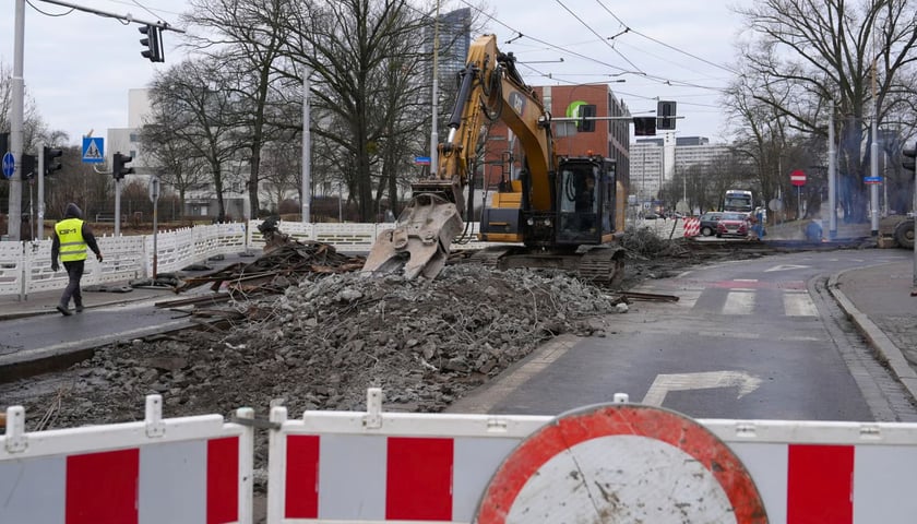 Remont torów na skrzyżowaniu ulic Borowskiej i Glinianej