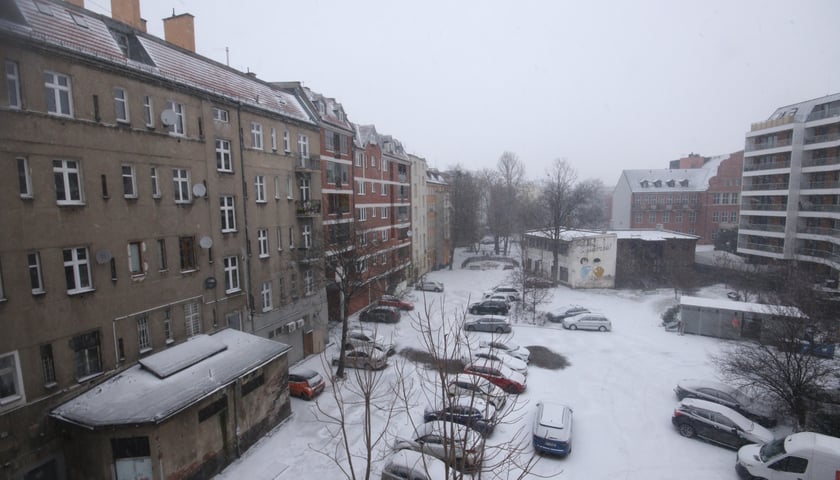WNętrze podwórzowe między Prusa, Kilińskiego, Jedności Narodowej oraz Poniatowskiego. Widok z okna, pod śniegiem stoją samochody