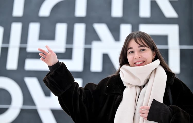 Zofia Koszewicz na tle muralu  Oskara Podolskiego przy ul. Włodkowica we Wrocławiu