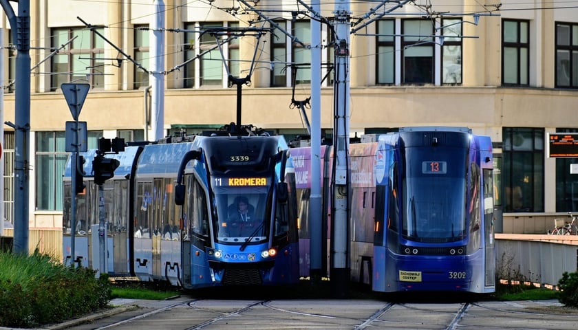 Tramwaje MPK w pobliżu przystanku "Galeria Dominikańska" 