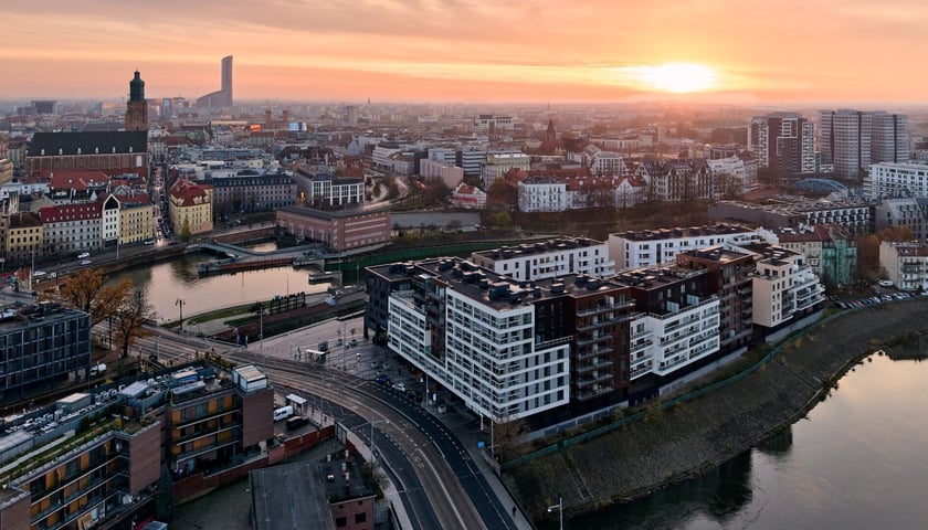 Wrocław - panorama miasta w promieniach zachodzącego słońca, zdjęcie ilustracyjne.
