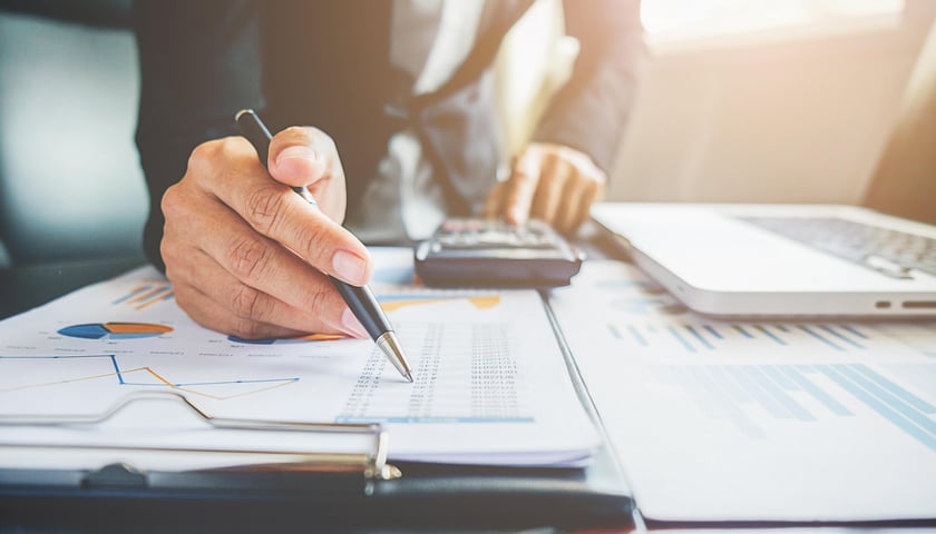 Biurko księgowego, zdjęcie ilustracyjne