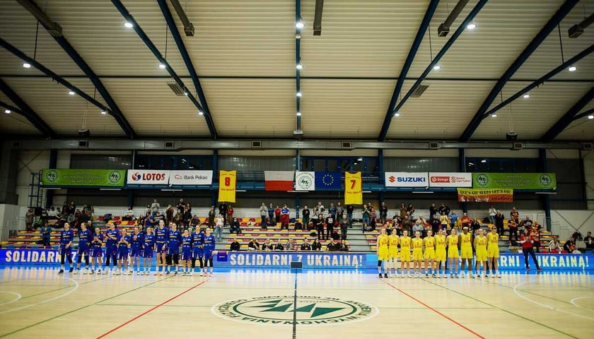 Ślęza Wrocław zaangażowała się w pomoc Ukrainie. Podczas meczu z Arką klub zbierał zarówno pieniądze, jak i potrzebne rzeczy
