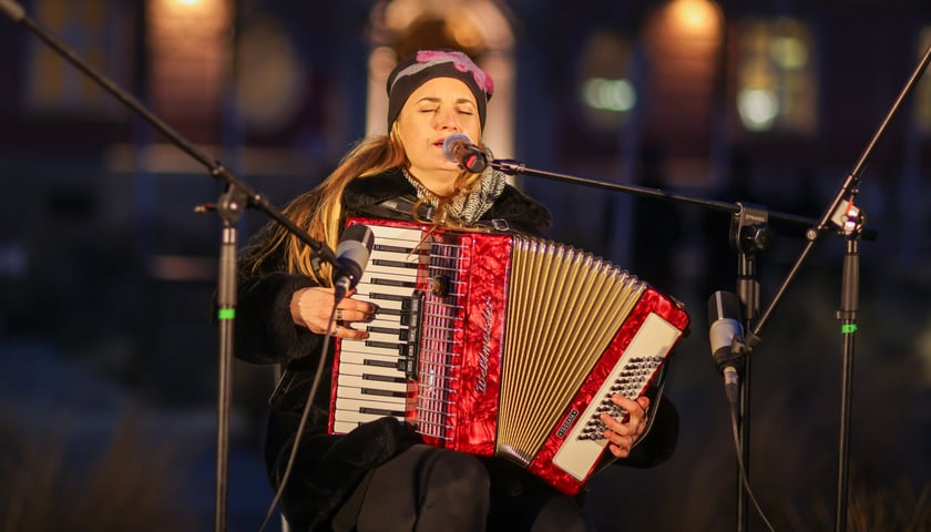 Uroczystości w czwarą rocznicę wybuchu wojny w Ukrainie, na Pl. Nowy Targ we Wrocławiu
