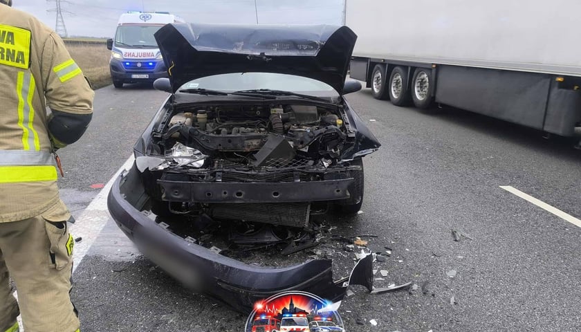 Zdjęcie rozbitego samochodu osobowego na autostradzie A4 - wypadek z dnia 24 lutego 2026 r.