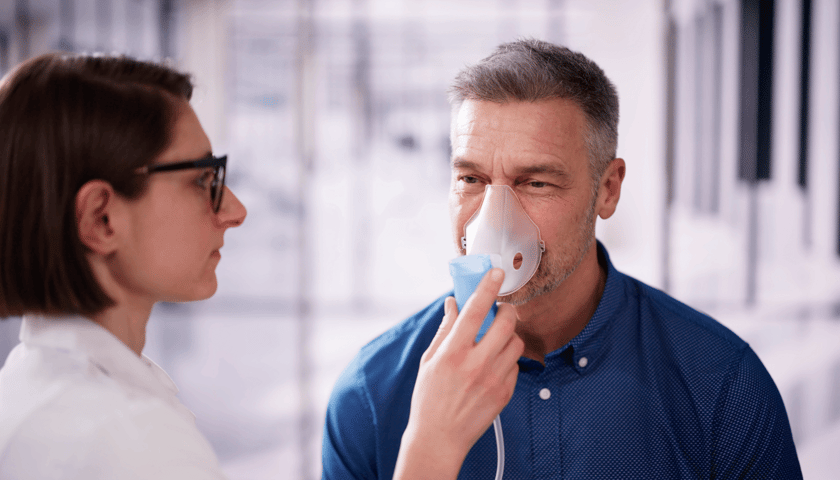 Mężczyzna w masce do inhalacji, zdjęcie ilustracyjne