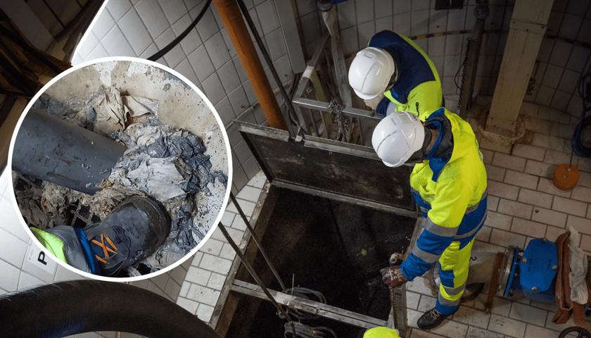 Na zdjęciu - pracownicy MPWiK w zielonych kombinezonach, w kółku, wyłowione z rur tekstylia