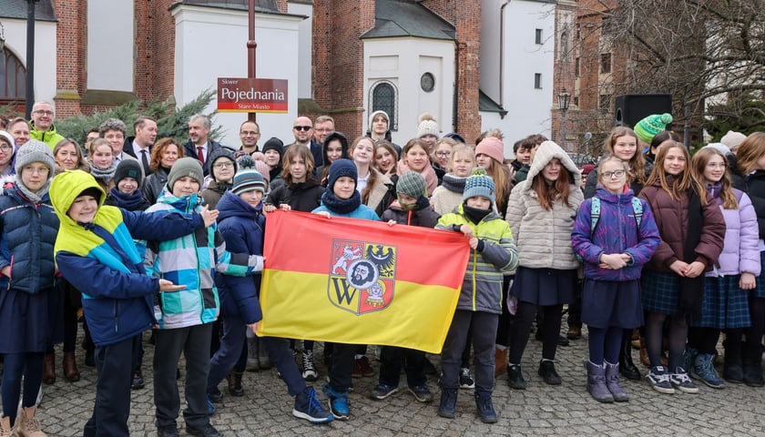 Po odsłonięciu tablicy z nazwą Skwer Pojednania 