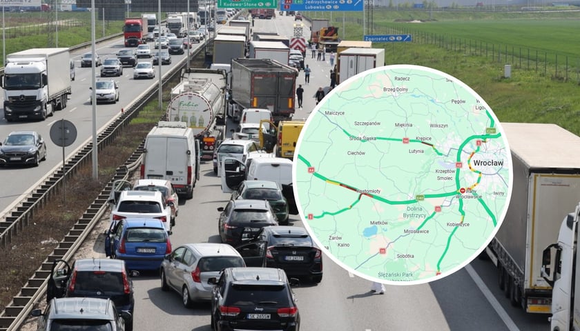 Samochody na A4, zdjęcie ilustracyjne. Mapa z zaznaczonym na czerwono korkiem na A4, 25.02.2026 r.