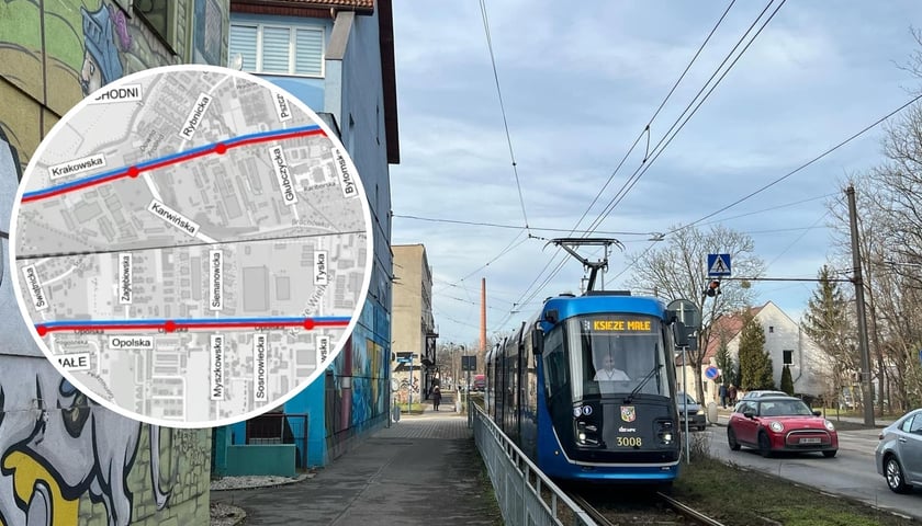 Zdjęcie przedstawiające tramwaj jadący ulicą - na ul. Opolskiej. w Lewym rogu okrągła mapa z wariantem przebiegu przyszłej trasy tramwajowej.