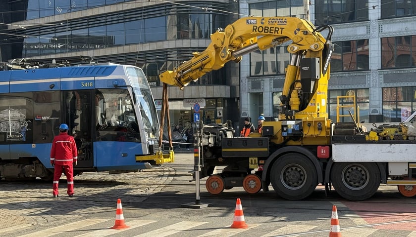 Dźwig podnosi tramwaj na Kazimierza Wielkiego
