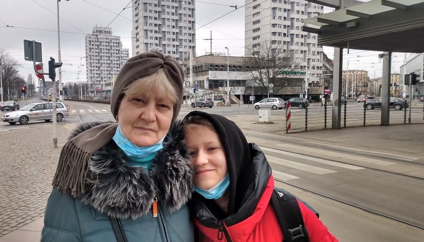 Ludmiła z wnuczką Weroniką, z ukraińskiego miasta Krzywy Róg, na pierwszym spacerze po Wrocławiu
