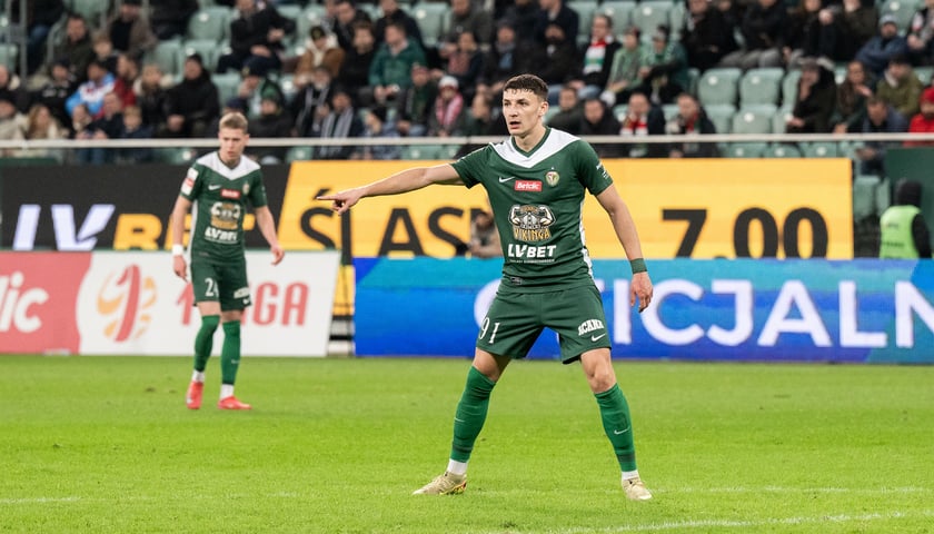 Zdjęcie ilustracyjne - dwóch piłkarzy na boisku podczas meczu - zawodnicy Śląska Wrocław na Tarczyński Arena.