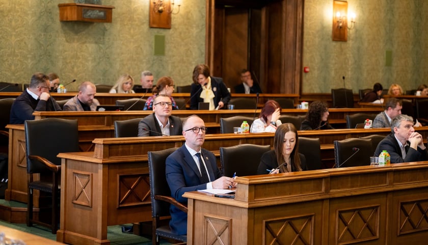 Radni podczas sesji Rady Miejskiej Wrocławia 26 lutego 2026