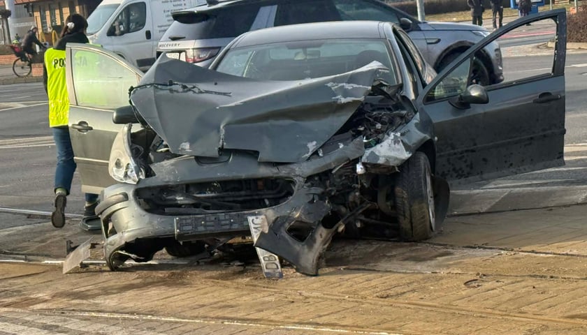 Zdjęcie z wypadku przy Bardzkiej i Armii Krajowej - roztrzaskany samochód