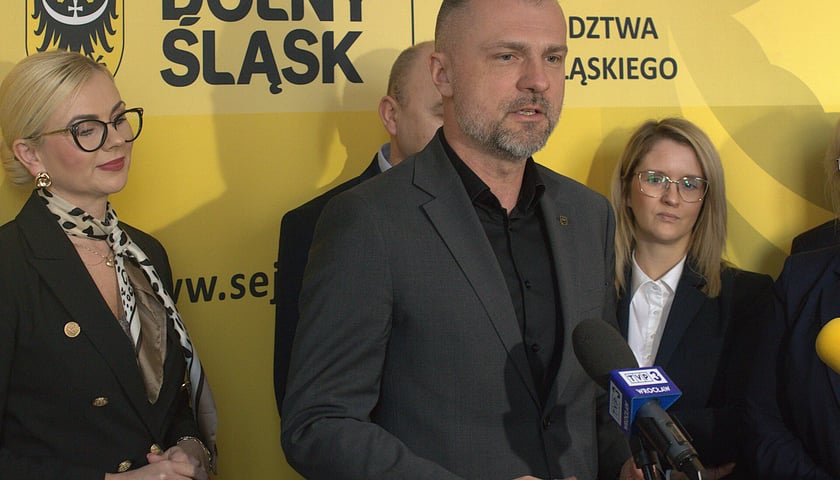 <p>Członek Zarządu Wojew&oacute;dztwa Dolnośląskiego Jarosław Rabczenko m&oacute;wił o zwiększeniu środk&oacute;w finansowych na wynagrodzenia dla os&oacute;b zatrudnionych instytucjach kultury</p>