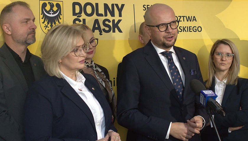 <p>&ndash;  M&oacute;wimy tu o gospodarce &mdash; zauważył podczas konferencji prasowej wiceprezydent Wrocławia Jakub Mazur i dodał. &mdash; Idąc za przykładem południa Holandii, gdzie taki ośrodek już istnieje, rozmawiamy o PKB r&oacute;wnym 1,5 miliarda euro każdego roku</p>