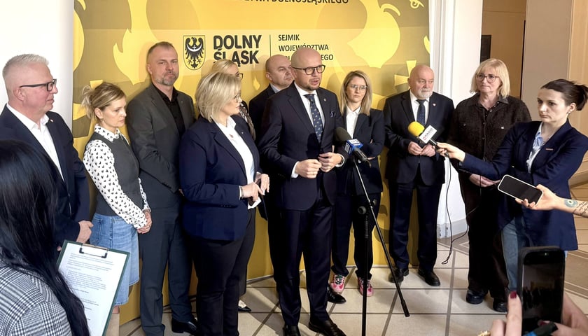 Uczestnicy konferencji prasowej poprzedzającej 25. posiedzenie Sejmiku Województwa Dolnośląskiego