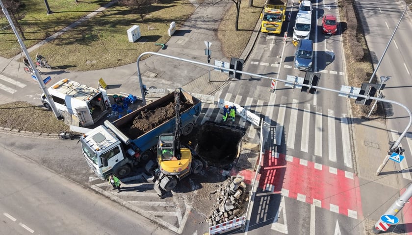 Usuwanie awarii wodociągowej na skrzyżowaniu ulic Ślężnej i Kamiennej. Wrocław, 28.02.2026