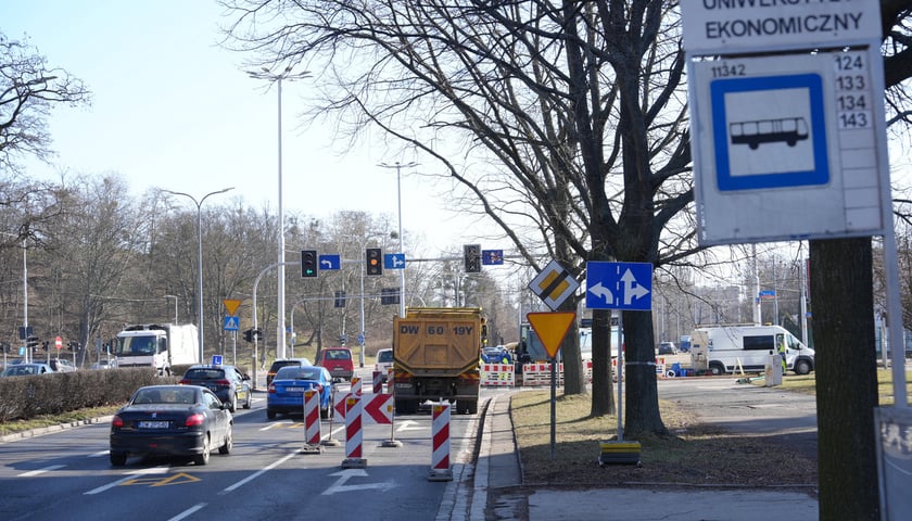 Usuwanie awarii wodociągowej na skrzyżowaniu ulic Ślężnej i Kamiennej. Wrocław, 28.02.2026
