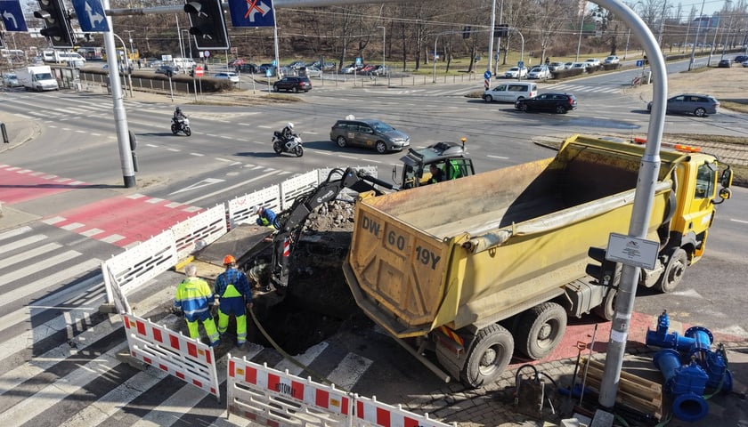 Usuwanie awarii wodociągowej na skrzyżowaniu ulic Ślężnej i Kamiennej. Wrocław, 28.02.2026