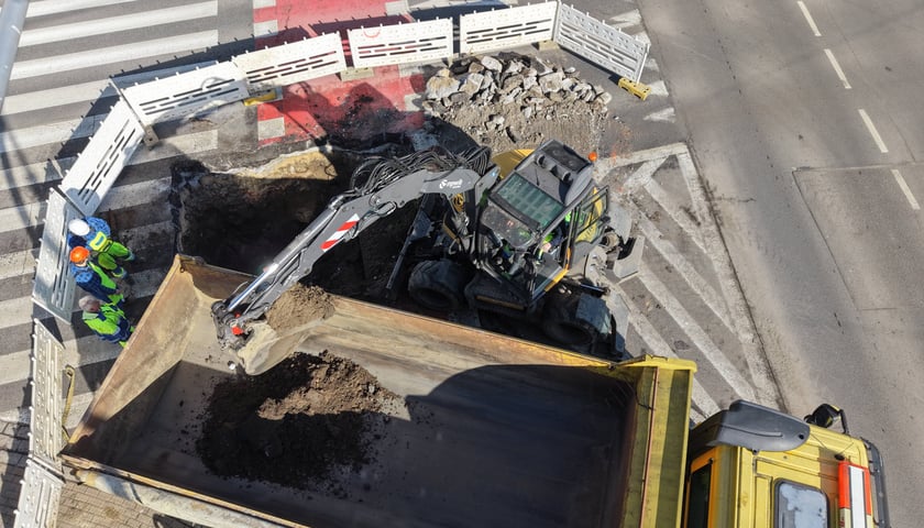 Usuwanie awarii wodociągowej na skrzyżowaniu ulic Ślężnej i Kamiennej. Wrocław, 28.02.2026