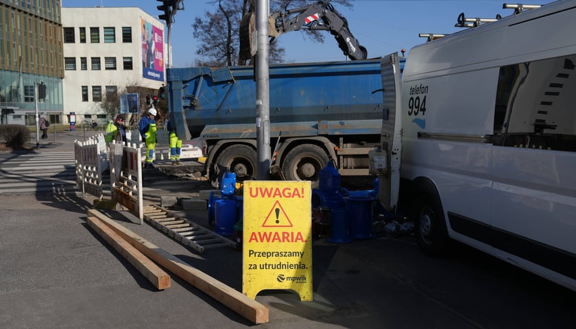 Usuwanie awarii wodociągowej na skrzyżowaniu ulic Ślężnej i Kamiennej. Wrocław, 28.02.2026